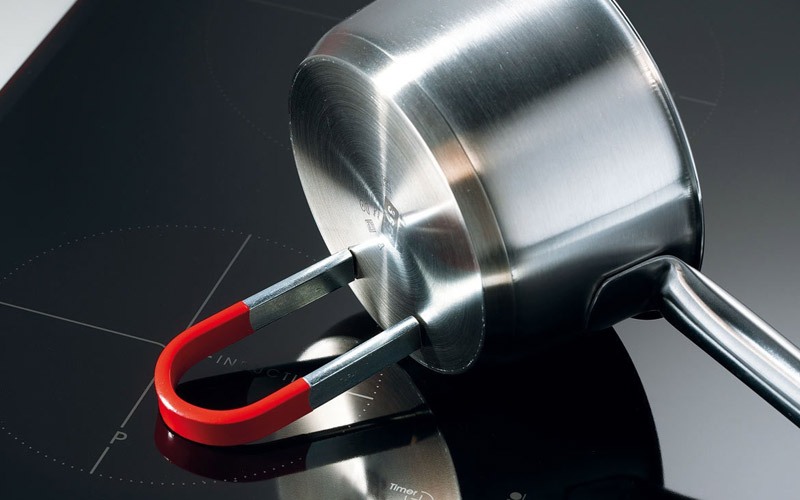 Bếp từ báo lỗi F do dùng sai chất liệu nồi