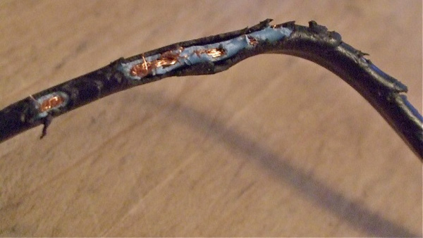 Bếp từ bị rò điện do hở dây điện