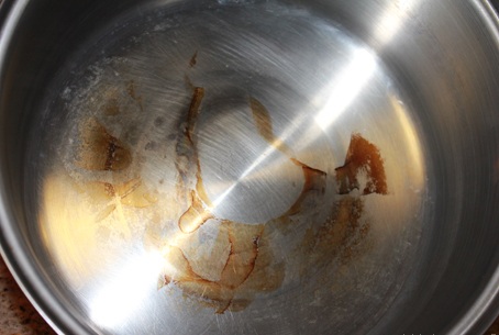 Cách làm sạch nồi inox bị ố vàng - 1