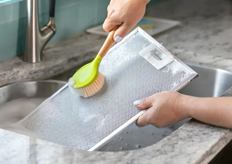 cách tẩy dầu mỡ trên máy hút mùi