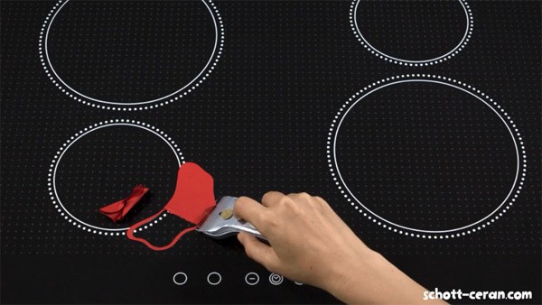 Dụng cụ cạo kim loại giúp loại bỏ cặn cứng và thực phẩm cháy