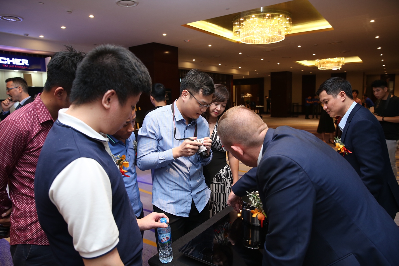 Mr Sam Rowe đang trình diễn sản phẩm công nghệ mới của E.G.O