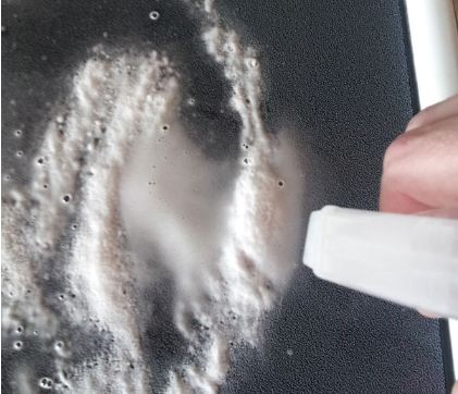 Làm sạch bếp hồng ngoại bị cháy mặt kính bằng baking soda