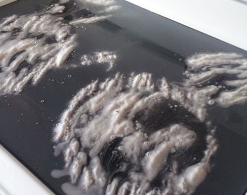 Làm sạch bếp hồng ngoại bị cháy mặt kính bằng baking soda 3