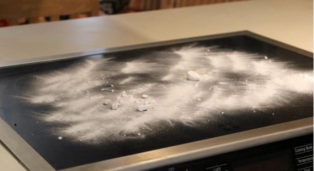 Làm sạch bếp hồng ngoại bị cháy mặt kính bằng baking soda