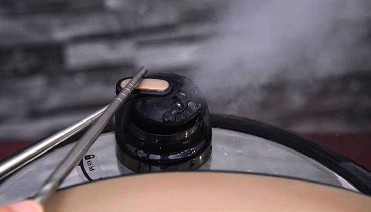 Nồi áp suất điện bị xì hơi do van xả áp hở