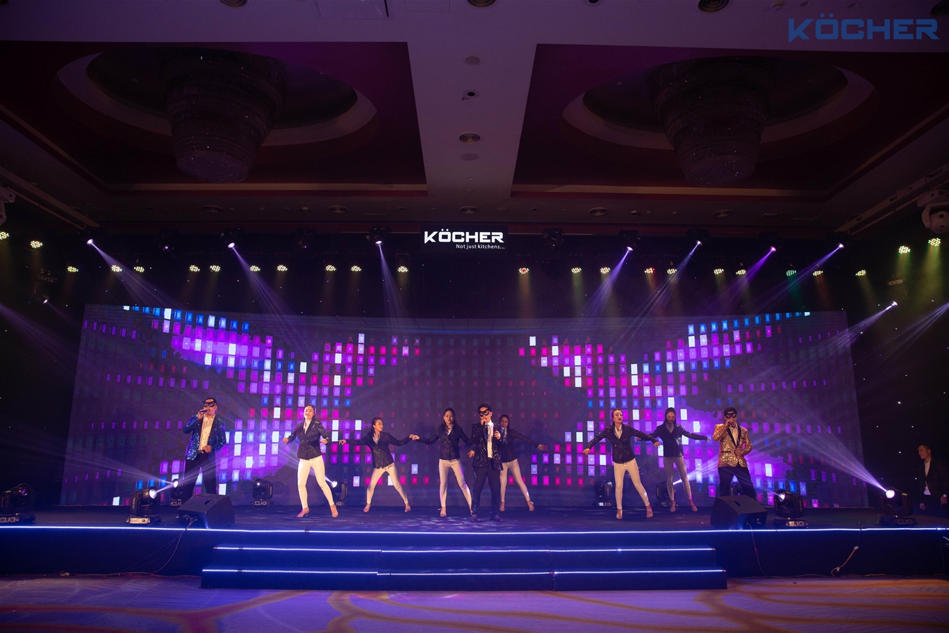 Phần trình diễn lôi cuốn tại buổi ra mắt Phần trình diễn lôi cuốn tại buổi ra mắt