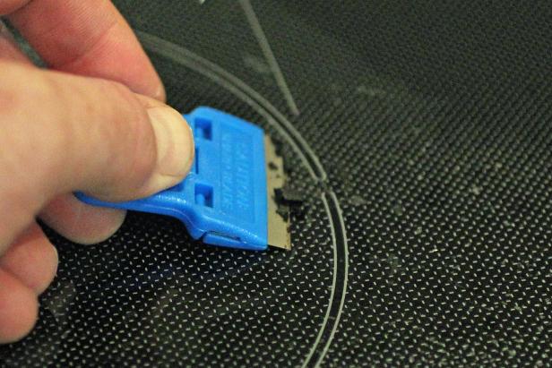 Làm sạch bếp hồng ngoại bị cháy mặt kính bằng dao cạo 1