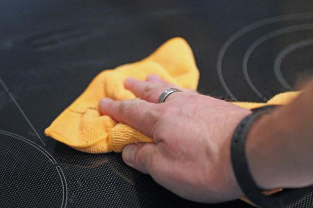 Làm sạch bếp hồng ngoại bị cháy mặt kính bằng dao cạo 3