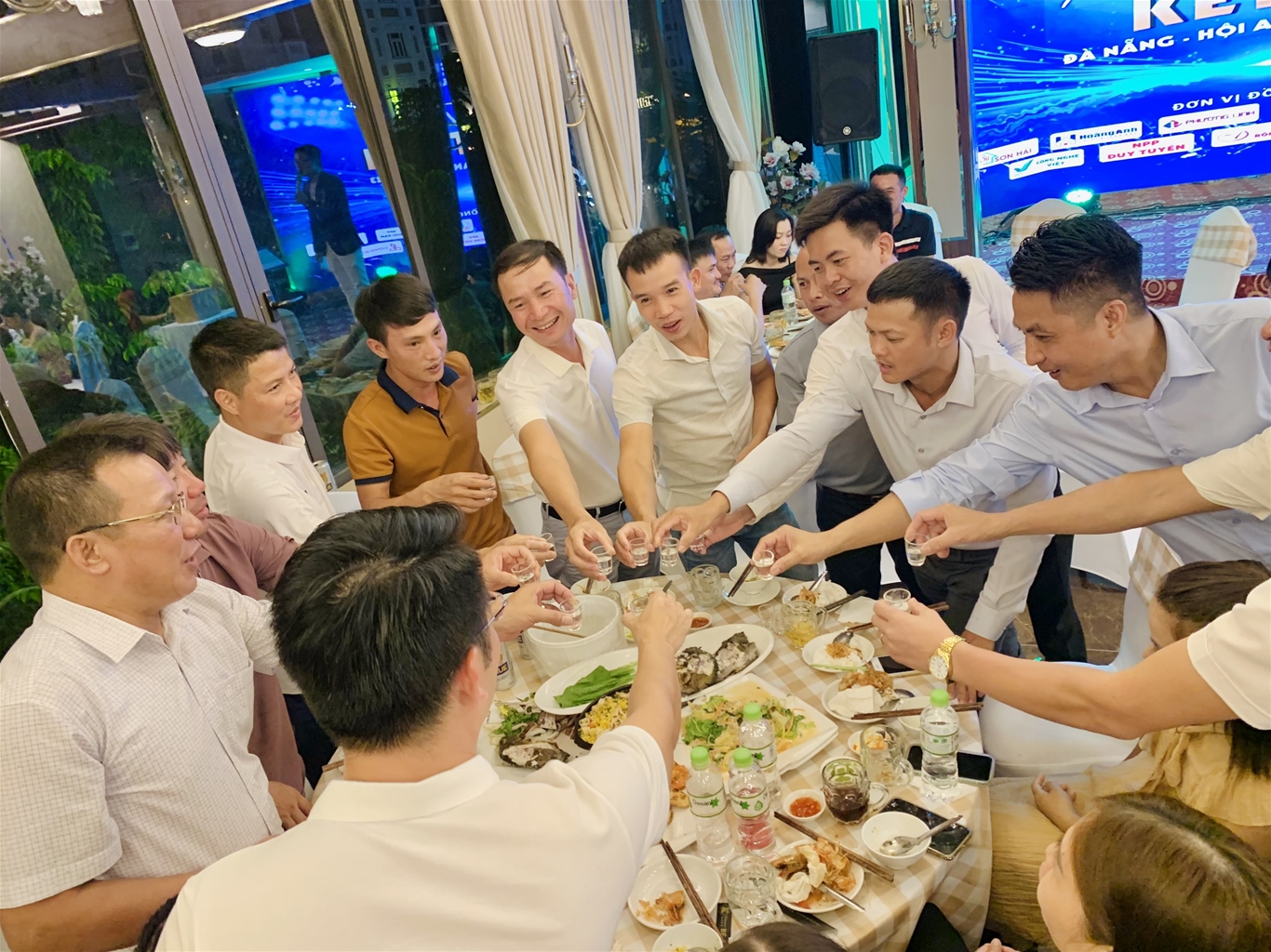 Mọi người cùng nâng ly chúc mừng